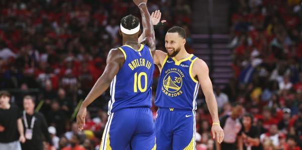 库里谈库巴挡拆：巴特勒持球非常从容 能得分也能给队友创造机会