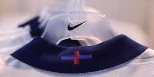 九游娱乐官网入口-足总捍卫三狮新衫：致敬1966英雄，十字变色有先例