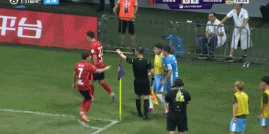 九游娱乐官网入口-火气上来了！韦世豪向边裁疯狂抱怨，嘴上喋喋不休