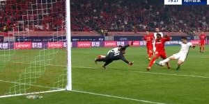 加布里埃尔门前补射被放倒，裁判经VAR确认后判罚没有点球