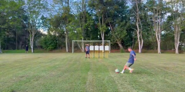 秀脚法！34岁J罗晒任意球连续破门视频，目前尚未找到新球队