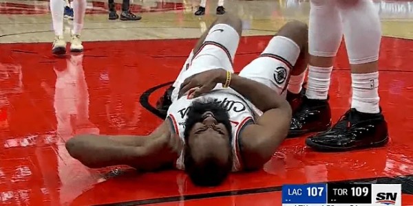 九游娱乐官网入口-哈登不惧危险抛投造成干扰球，落地后捂着腰部表情痛苦